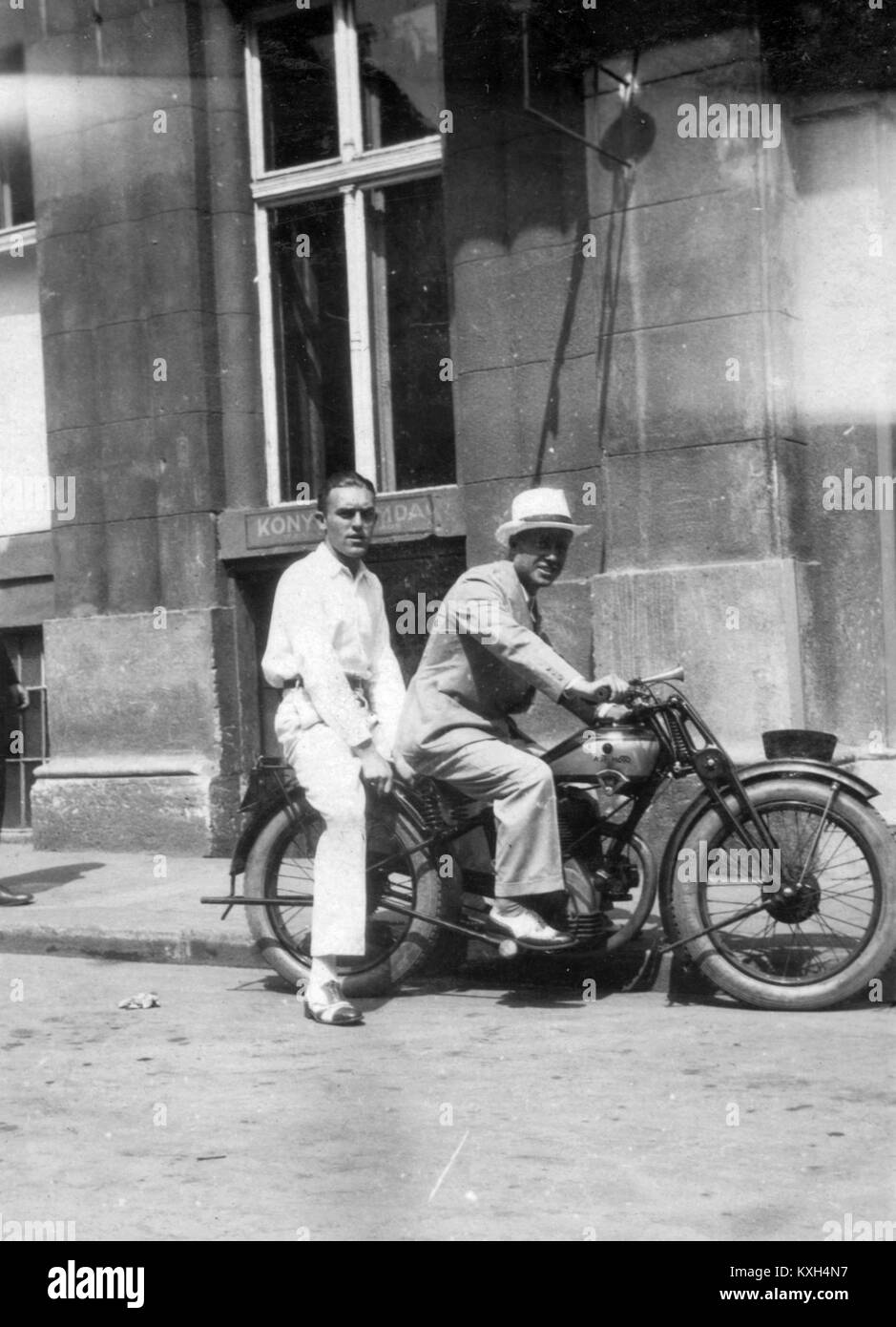 L'image montre une moto AJS, une marque anglaise de A. J. Stevens & Co., reconnue pour son design innovant et ses performances élevées au début du XXe siècle. Banque D'Images