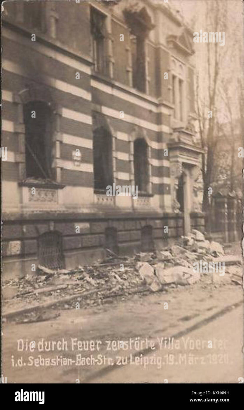 Cette image historique montre la Villa Voerster sur Sebastian-Bach-Straße, détruite par un incendie pendant le Kapp Putsch, un événement important dans l'histoire allemande qui a défié la République de Weimar. Banque D'Images