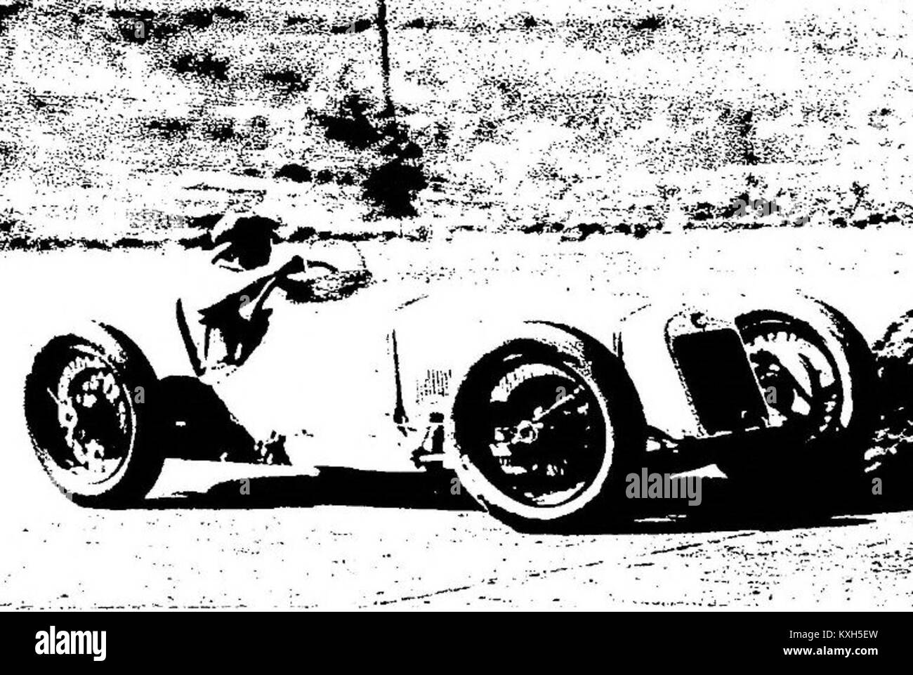 Le pilote automobile français Albert Divo a terminé troisième du Grand Prix de Grande-Bretagne 1927 à Brooklands, au volant d'une Delage 155B, représentant l'une des meilleures performances de la course. Banque D'Images