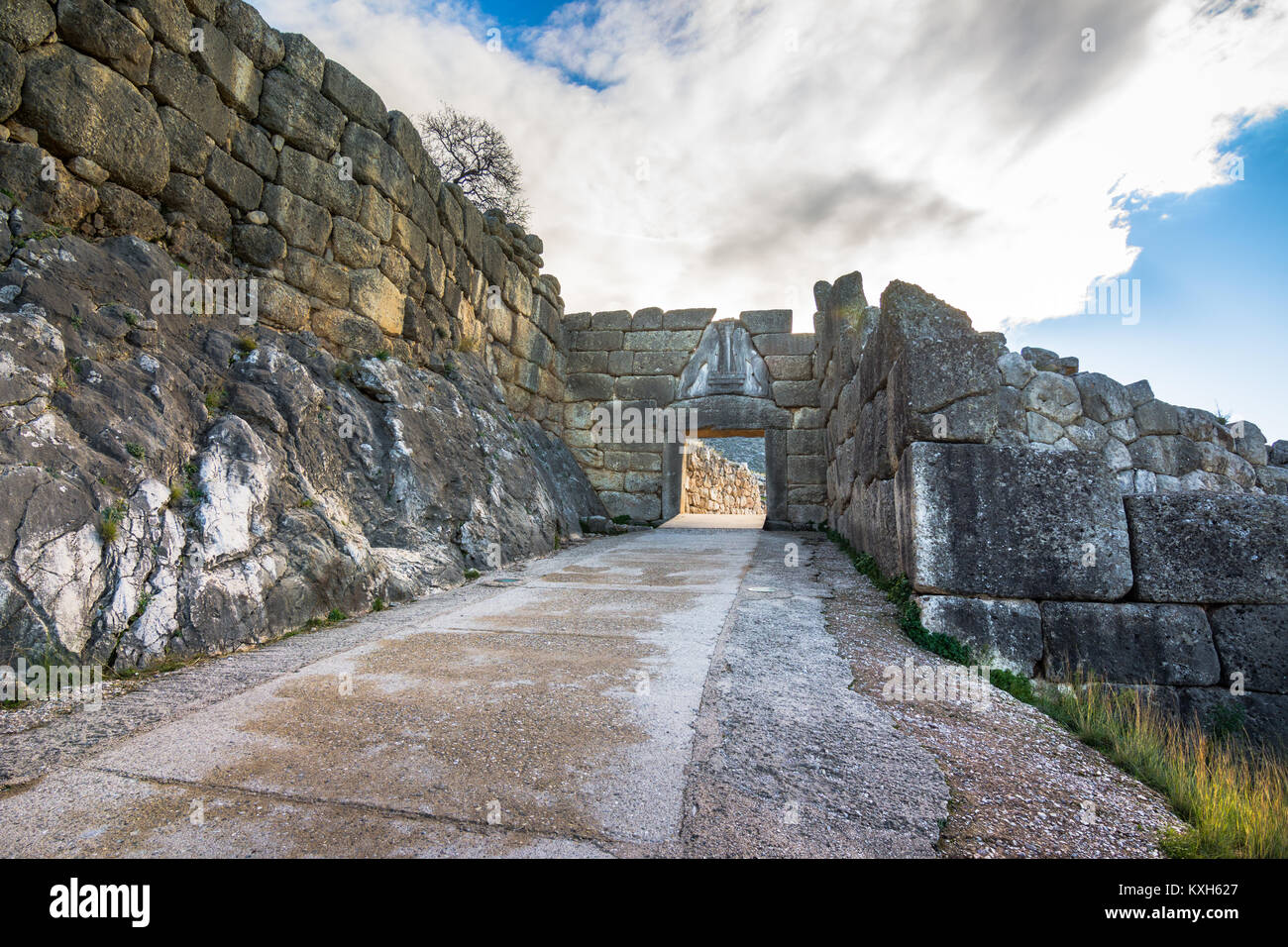 Le site archéologique de Mycènes, près du village de Mykines, avec des tombes anciennes, murs géants et la célèbre porte des lions, Péloponnèse, Grèce Banque D'Images