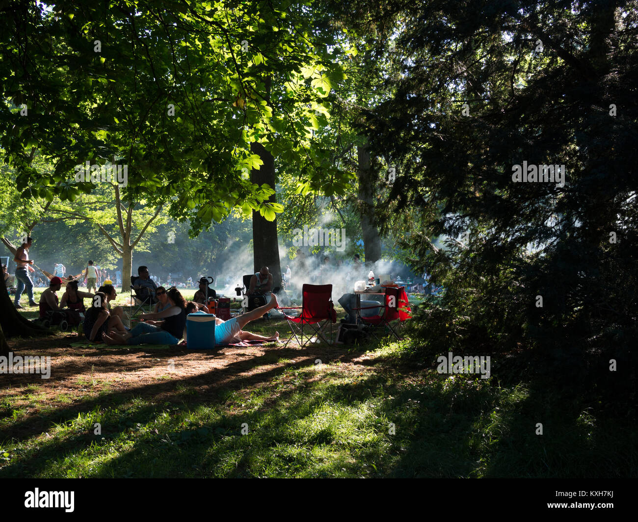 Les gens pique-nique dans une journée ensoleillée au parc à Genève Banque D'Images
