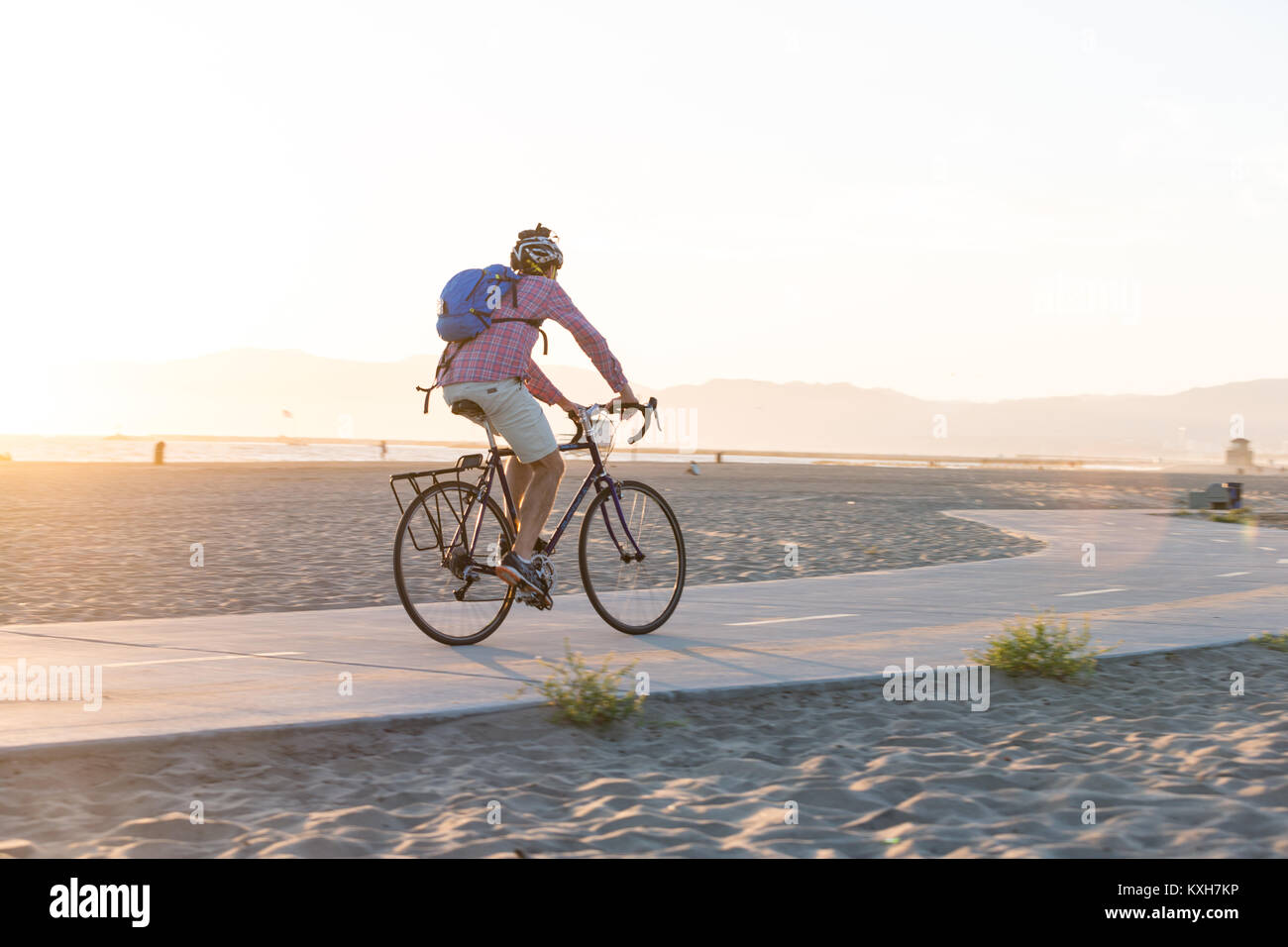 Un homme rides le long de la piste cyclable à Playa Del Rey, en Californie. Banque D'Images