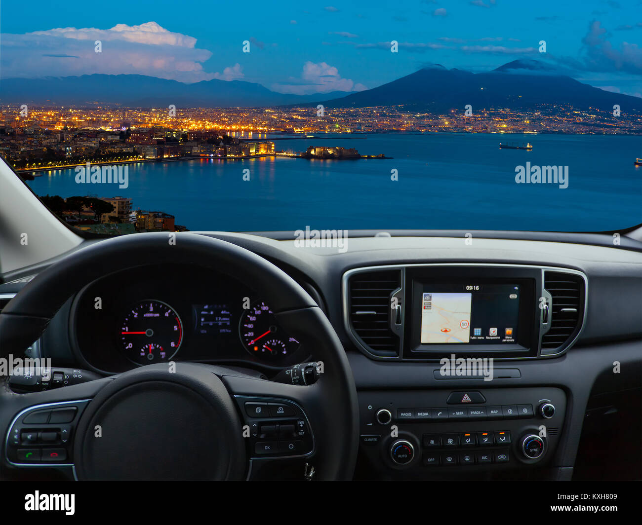 Vue d'un tableau de bord de voiture avec une unité de navigation voyageant à Naples. Banque D'Images
