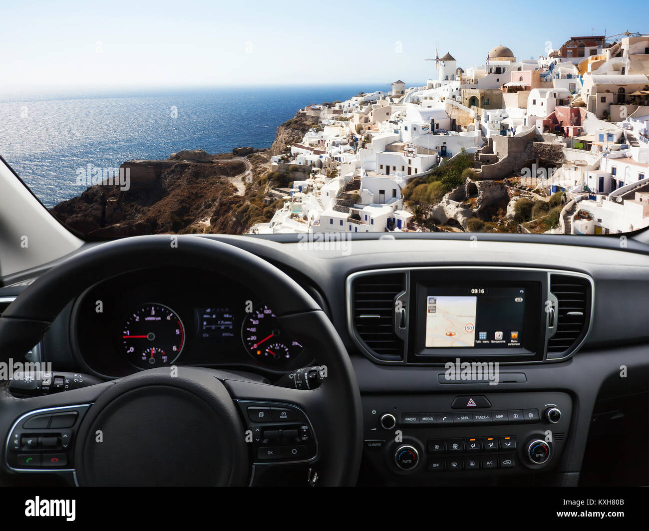 Vue d'un tableau de bord de voiture avec une unité de navigation qui se rendent dans l'île de Santorin. Banque D'Images