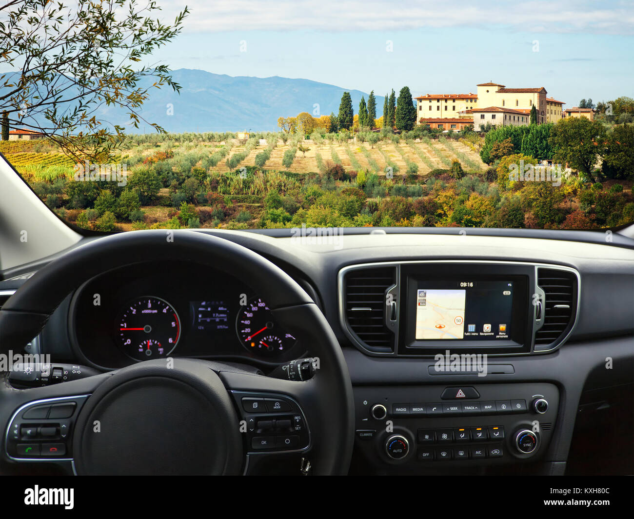 Vue d'un tableau de bord de voiture avec une unité de navigation voyageant à la Toscane. Banque D'Images
