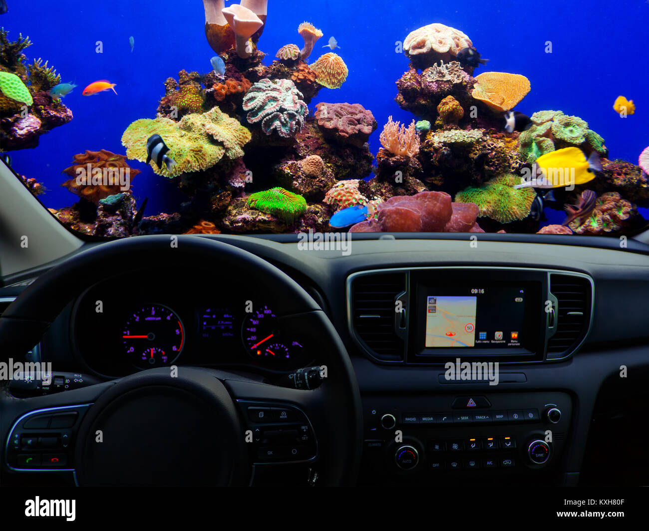 Vue d'un tableau de bord de voiture avec une unité de navigation voyageant sous l'eau. Banque D'Images