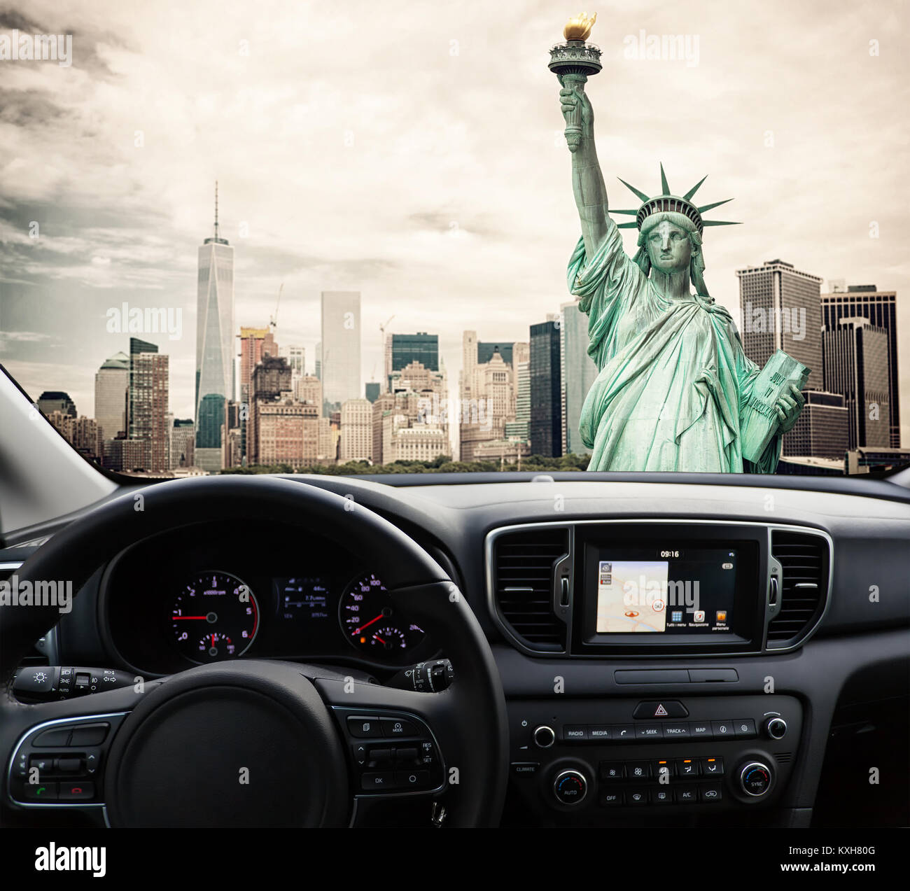Vue d'un tableau de bord de voiture avec une unité de navigation d'un voyage à New York City Banque D'Images