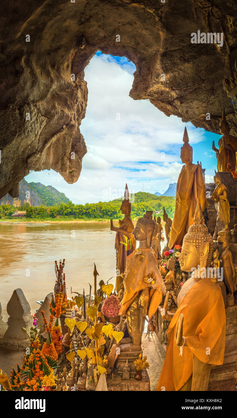 Vue à partir de la caverne Pak Ou. Statue de Bouddha sur l'avant-plan. Luang Prabang. Le Laos. Banque D'Images