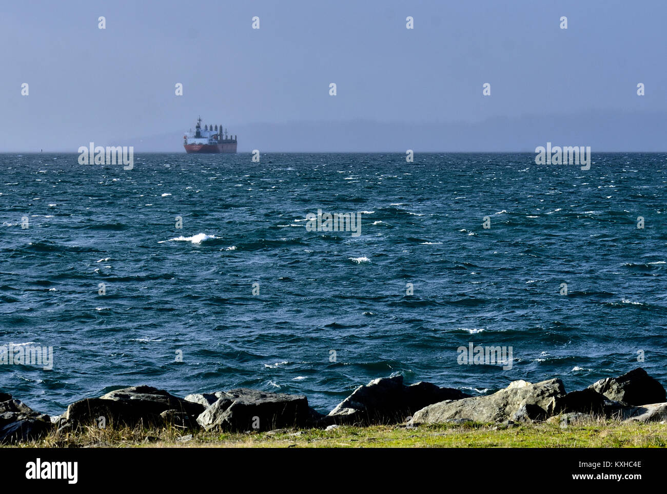 Un cargo manèges de l'ancre au large de Victoria, B.C., Canada pendant une tempête dans le détroit de Juan de Fuca. Banque D'Images