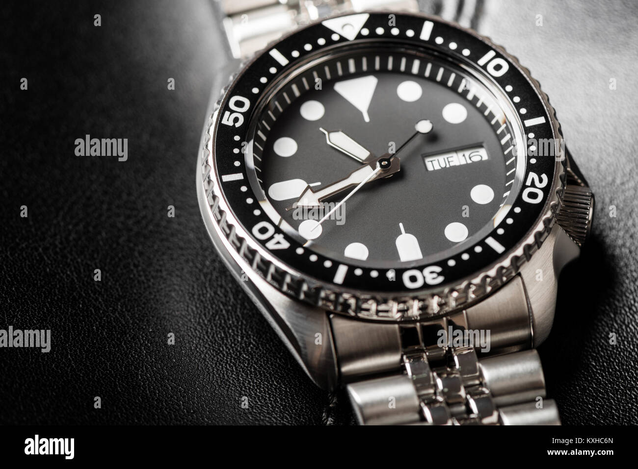 Montre de plongée hommes gros plan avec bracelet acier inoxydable Banque D'Images