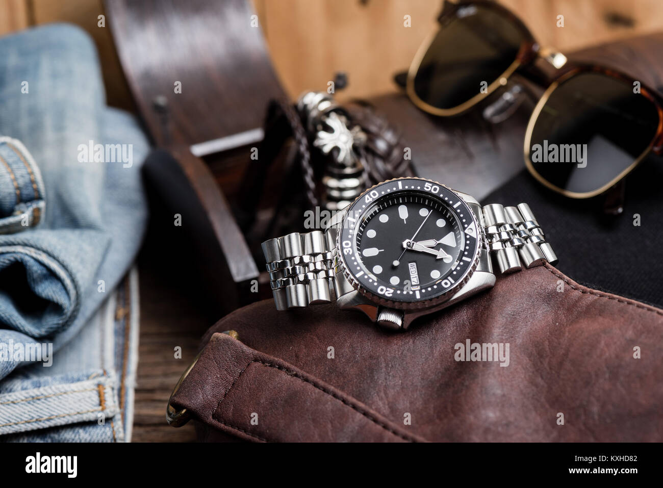 Montre de plongée hommes gros plan avec bracelet acier inoxydable Banque D'Images