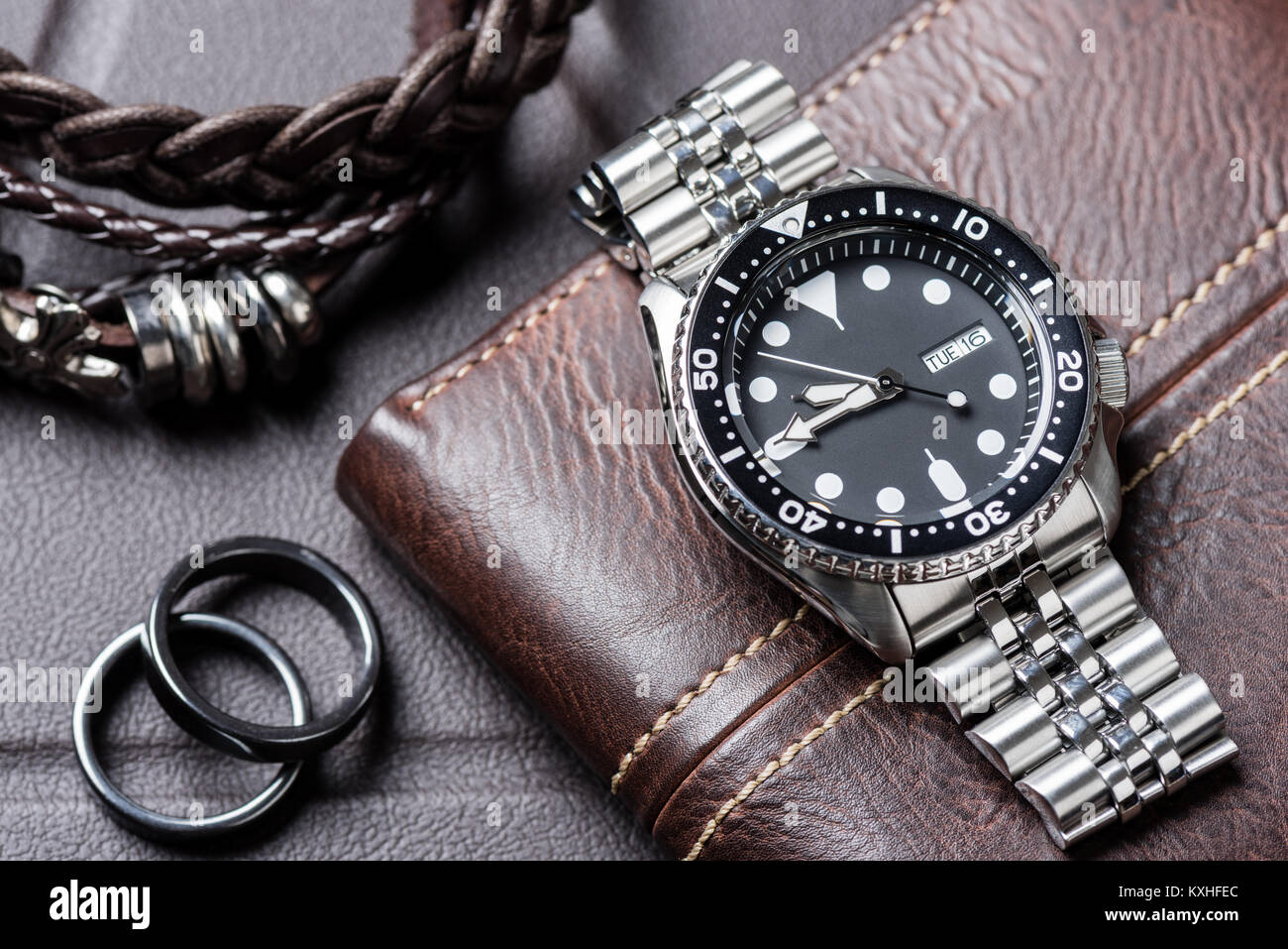 Montre de plongée hommes gros plan avec bracelet acier inoxydable Banque D'Images