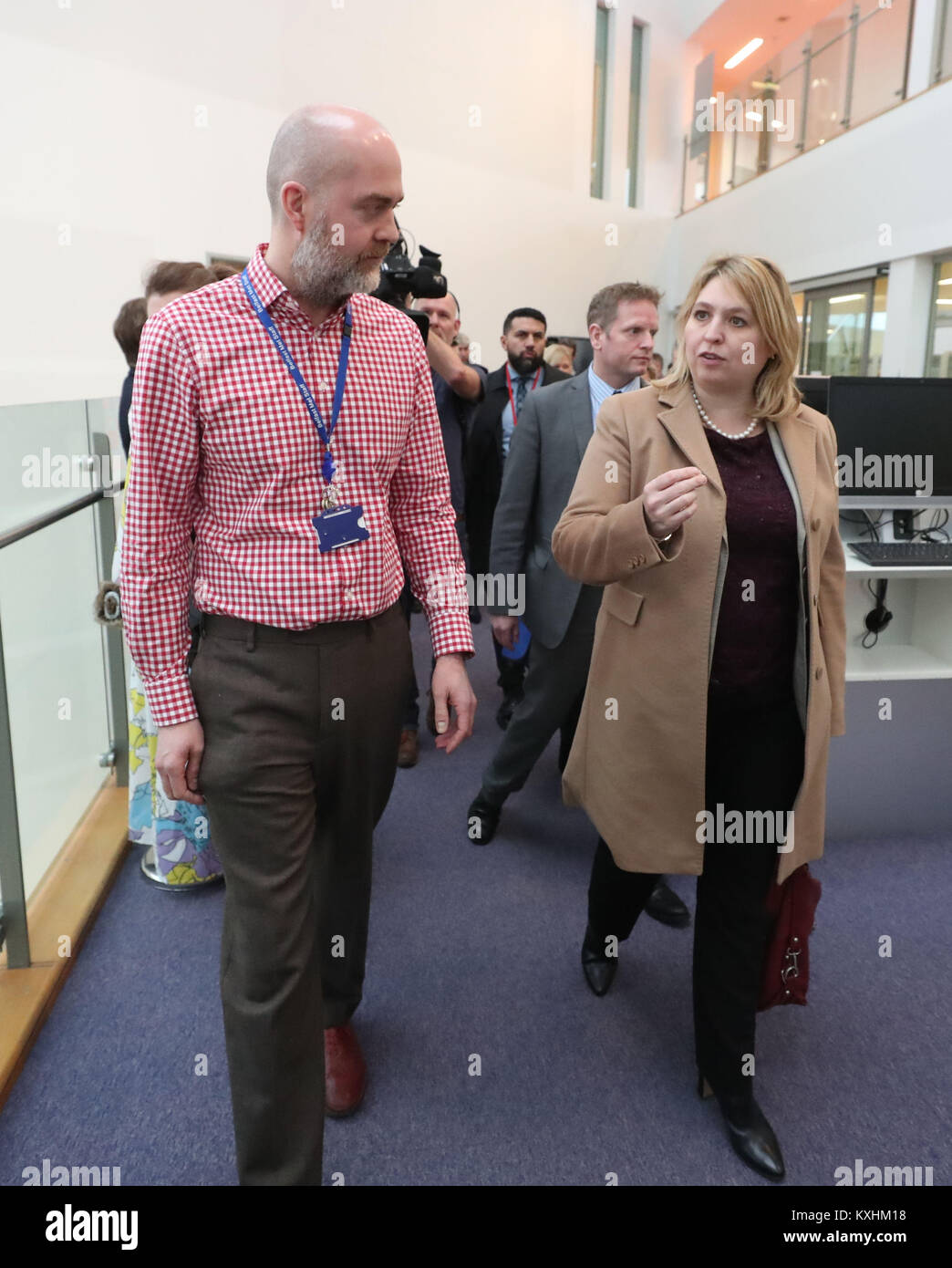 Karen Bradley visiter Belfast Metropolitan College dans le Titanic de la ville, au cours de sa première visite en tant que secrétaire de l'Irlande du Nord. Banque D'Images