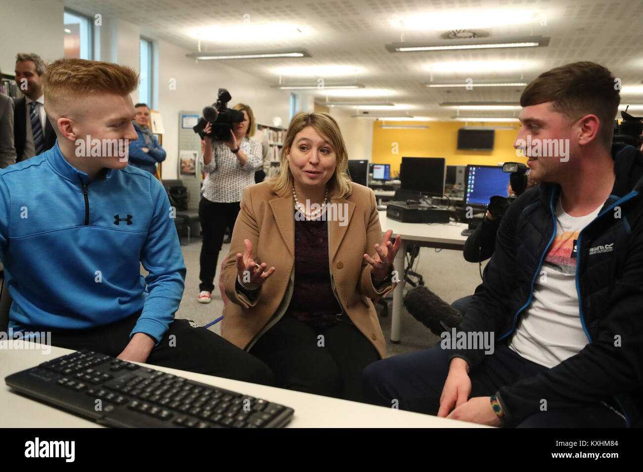 Avec plus d'informations Légende retransmis Karen Bradley rencontre étudiants en marketing] Mallom (à gauche) et Tyler Kinley à Belfast Metropolitan College dans le Titanic de la ville, au cours de sa première visite en tant que secrétaire de l'Irlande du Nord. Banque D'Images