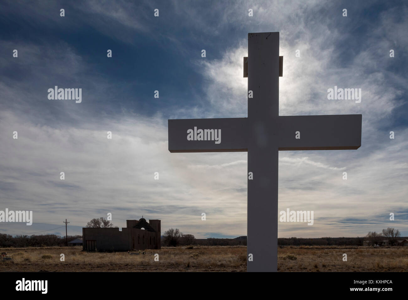 Las Mesitas, Colorado - une croix à Las Mesitas cimetière catholique. À gauche se trouvent les ruines de la San Isidro (San Isidore) Église catholique, qui a été des Banque D'Images