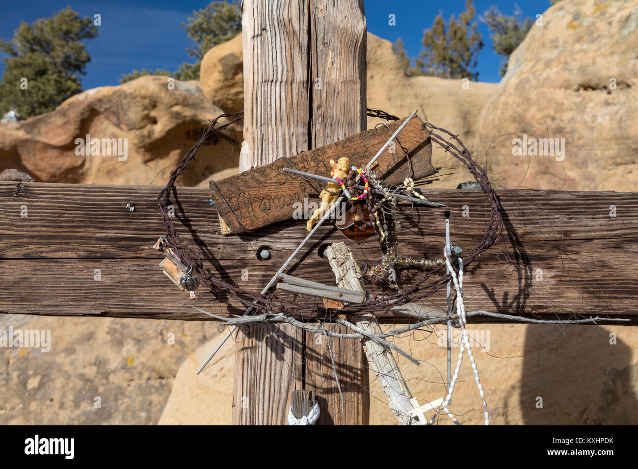 Walsenburg, Colorado - une croix avec une couronne d'épines barbelés dans un éventaire routier culte sur l'US Highway 160. Banque D'Images