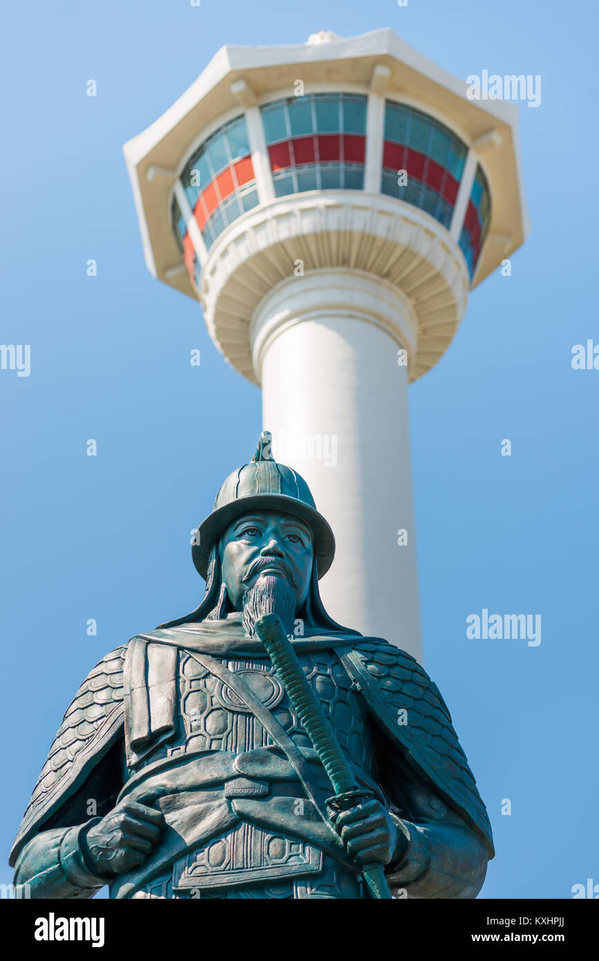 Tour de Busan et de la statue de l'amiral Yi Sun-shin dans Parc Yongdusan, la Corée du Sud. Banque D'Images