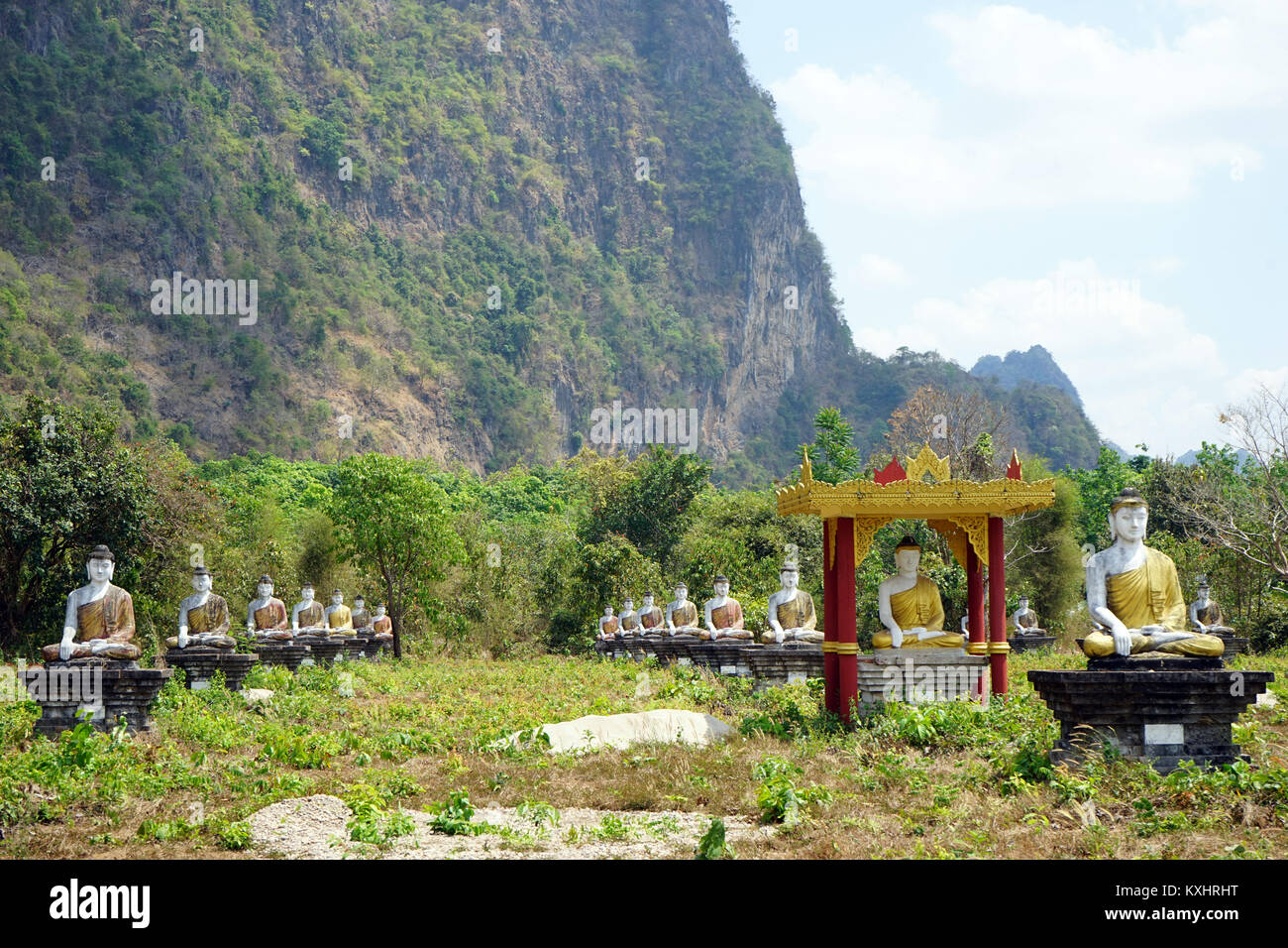 L'HPA, LE MYANMAR - CIRCA AVRIL 2017 statues de Bouddha sont alignées en rangées au pied de Mt Zwegabin Banque D'Images