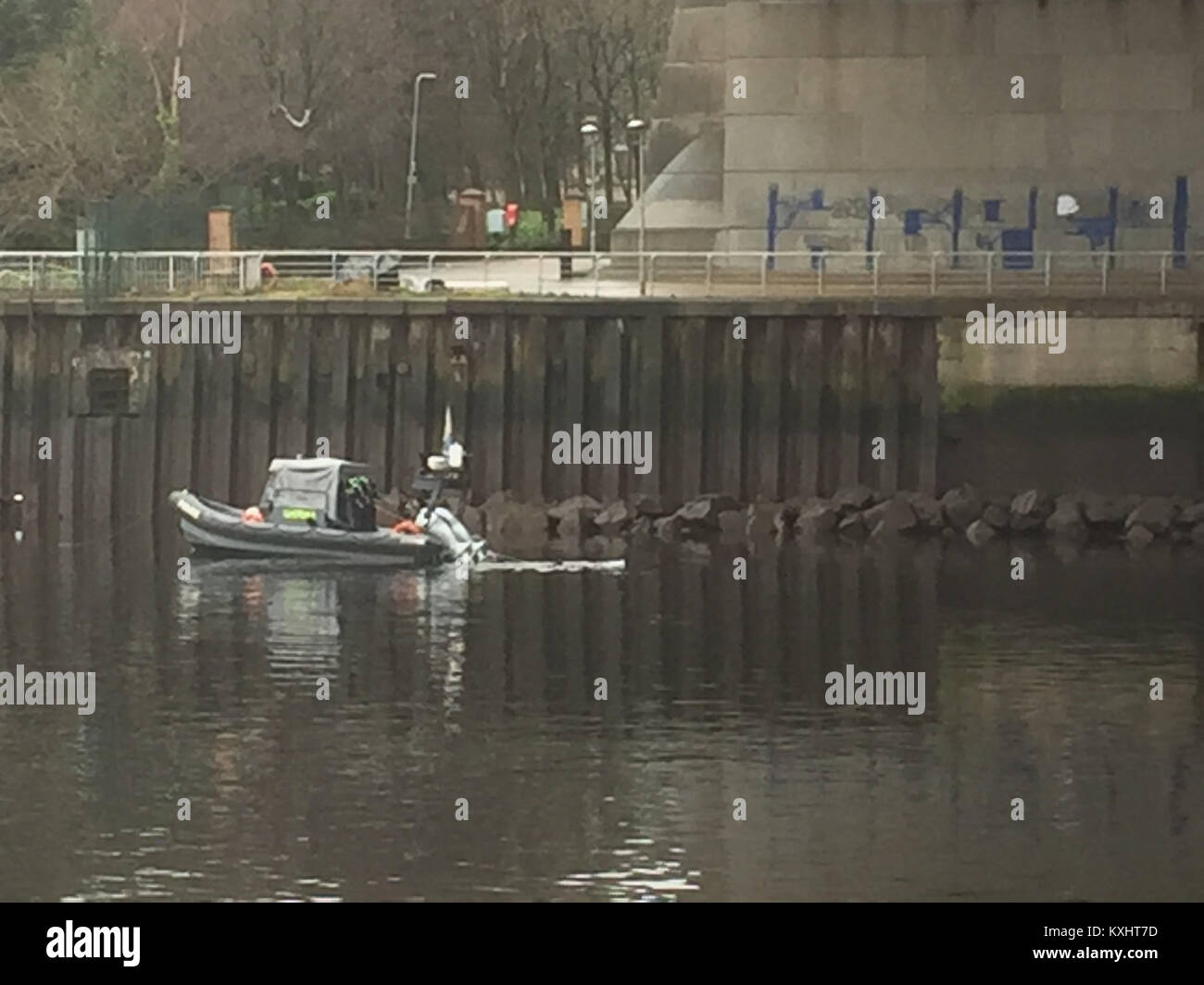 Les plongeurs de la police à la recherche sous le pont de Kingston sur une rive de la rivière Clyde à Glasgow en tant qu'ils cherchent un homme égaré. Banque D'Images