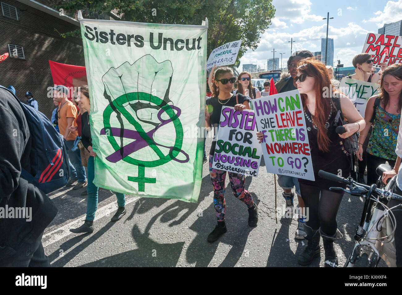 Sœurs Uncut avec des affiches sur le Focus E15 la 'Marche' contre les expulsions à Stratford. Banque D'Images