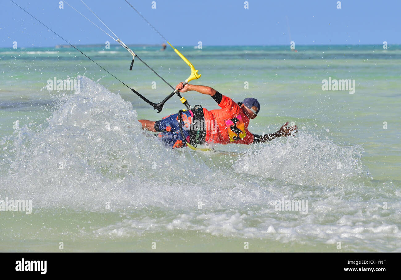 Cayo Guillermo, Cuba - 17 décembre 2017 : Man riding son kiteboard sur Cayo Guillermo en océan atlantique, profitez du kite surf. Décembre 2017 à Cuba. Caya Banque D'Images