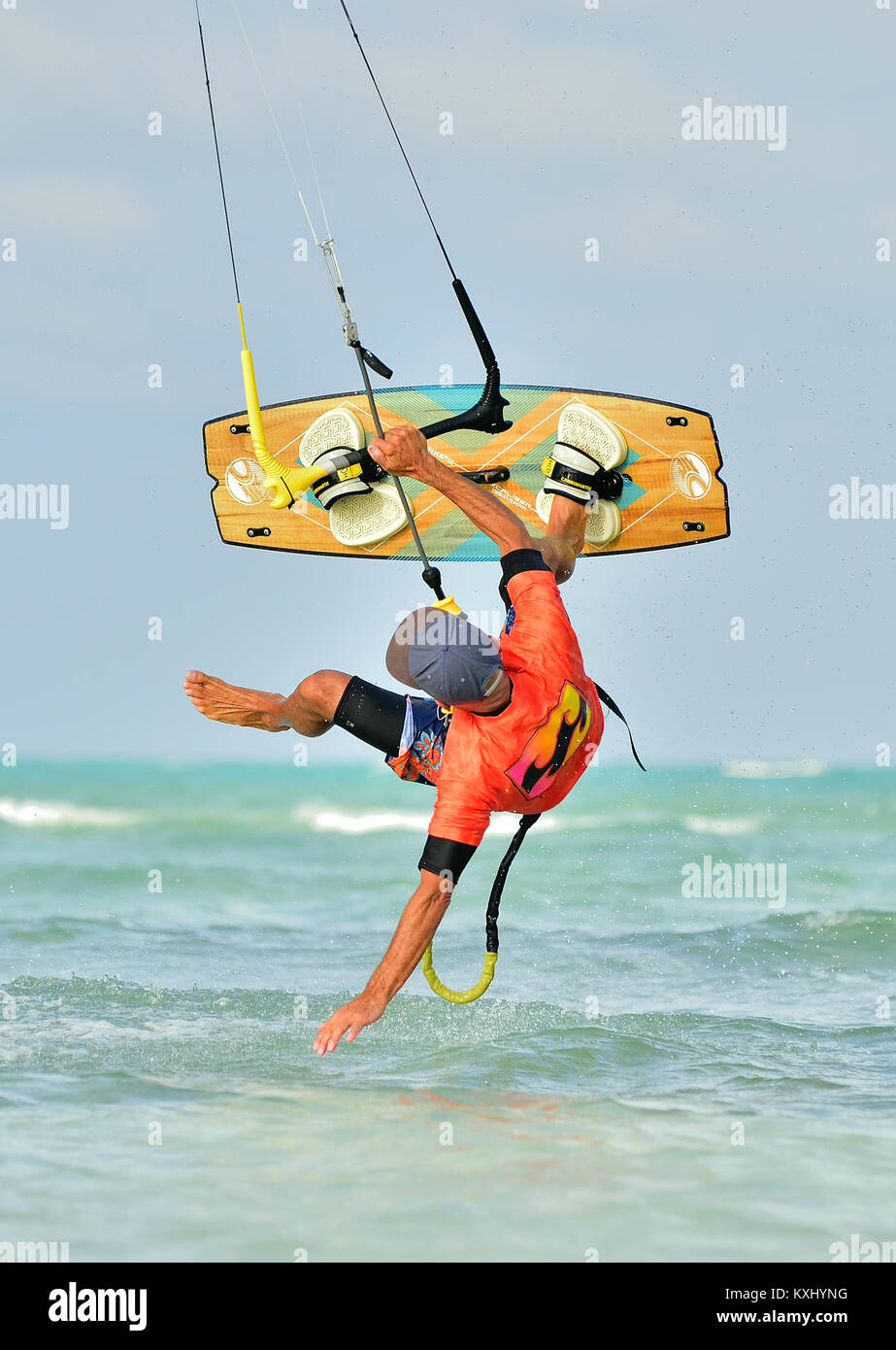 Cayo Guillermo, Cuba - 17 décembre 2017 : Man riding son kiteboard sur Cayo Guillermo en océan atlantique, profitez du kite surf. Décembre 2017 à Cuba. Caya Banque D'Images