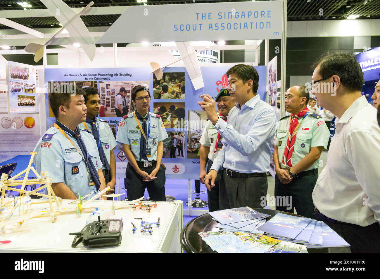 Singapour, 24 août 2017 : Ministre Ng Chee Meng parlant avec des représentants de l'Association des Scouts de Singapour à la journée portes ouvertes de l'Aviation. Banque D'Images