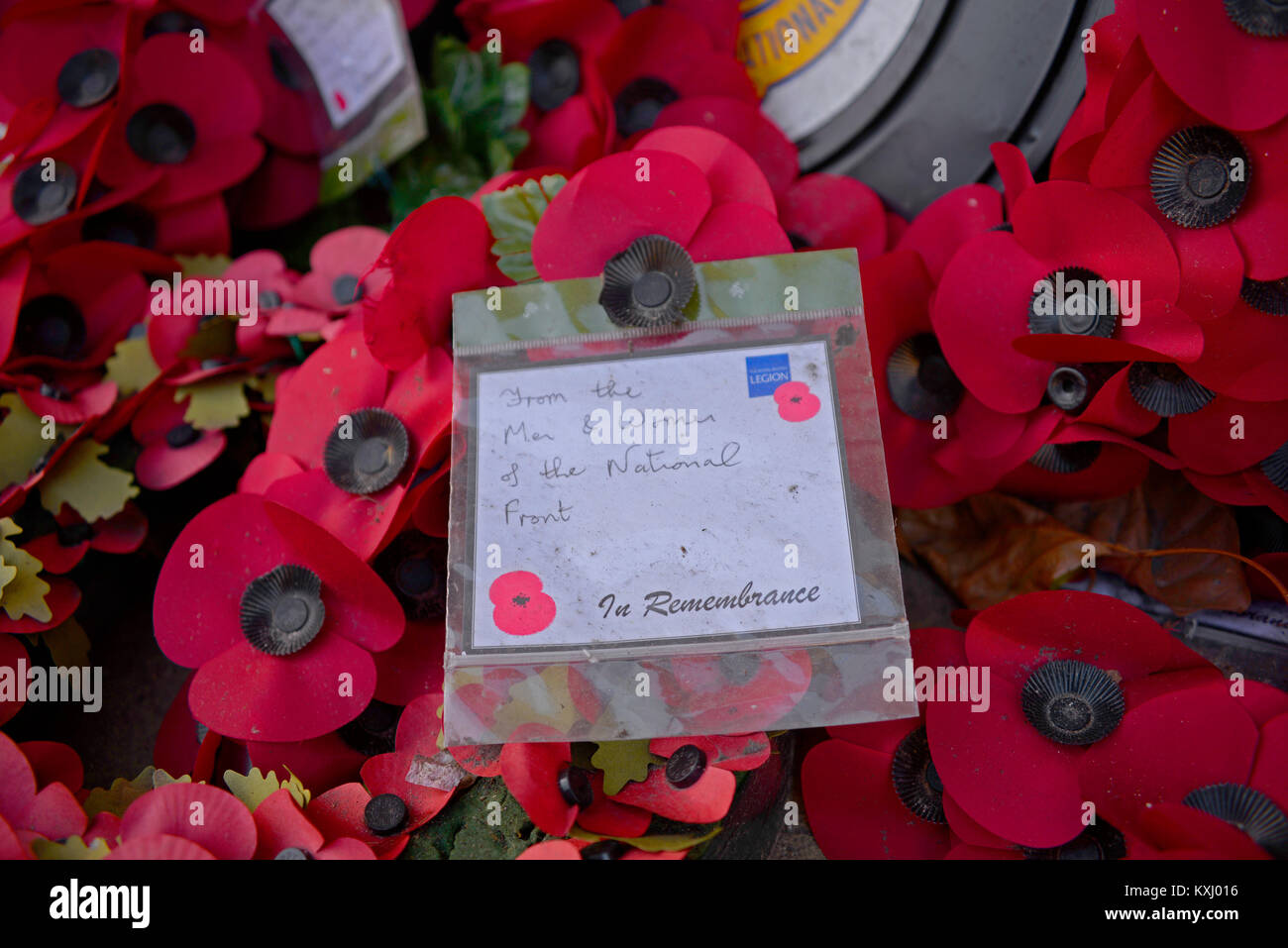 Souvenir commémoratif coquelicot couronne, avec note manuscrite de la les hommes et les femmes du Front National sur Royal British Legion du papier à en-tête Banque D'Images