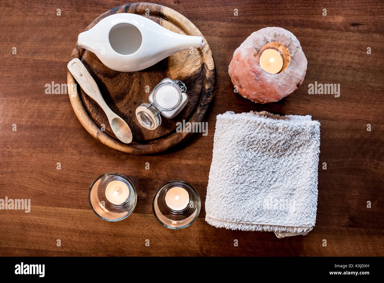 Pot neti, système ayurvédique pour le nettoyage du nez avec de l'eau et de  sel rose de l'Hymalaia, ensemble avec une serviette, une hymalaian rose  lampe de sel et d'autres bougies, spoon