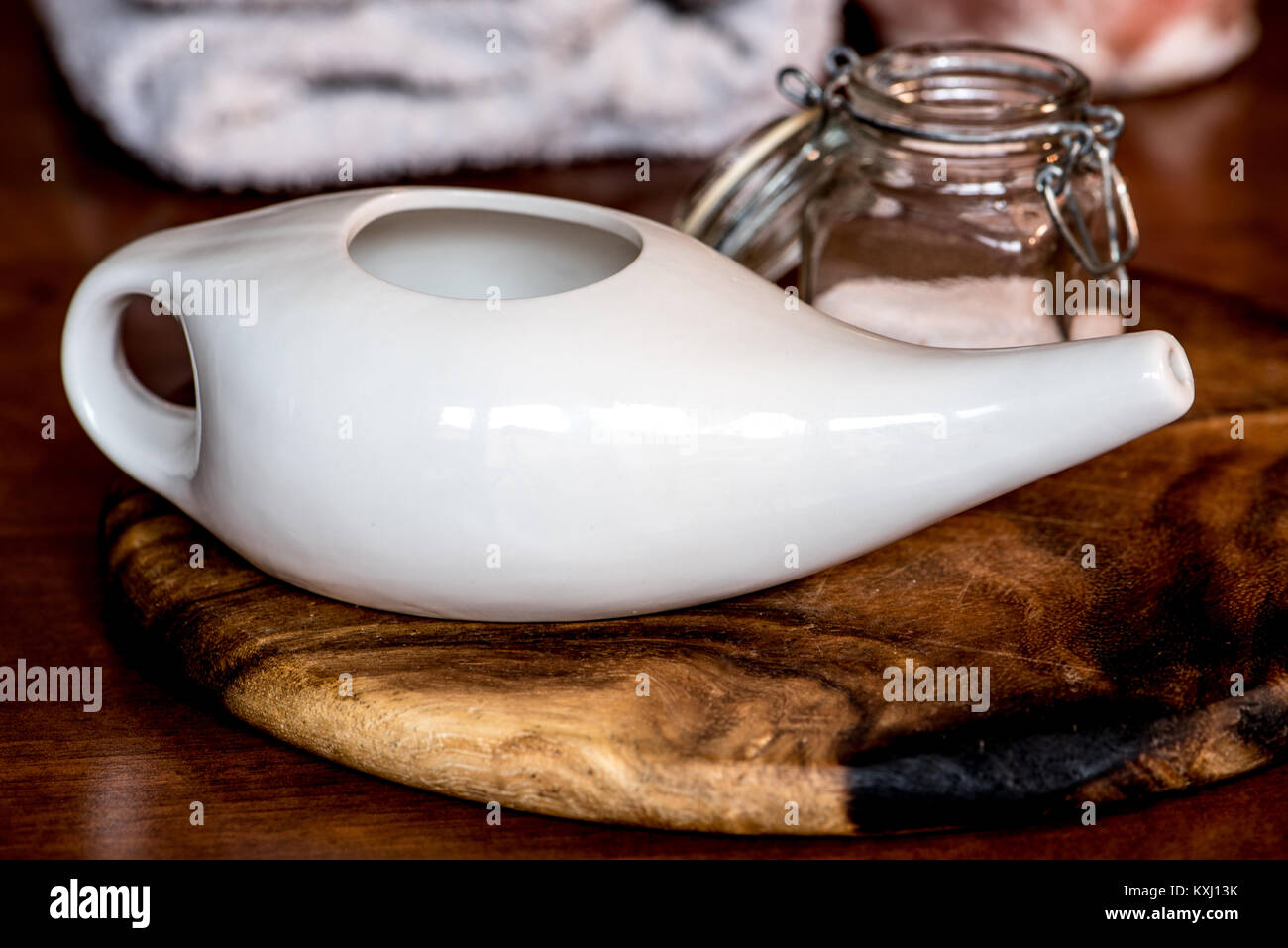 Pot neti ayurvédique, des outils pour nettoyer le nez avec de l'eau et le  sel, sur une table en bois Photo Stock - Alamy