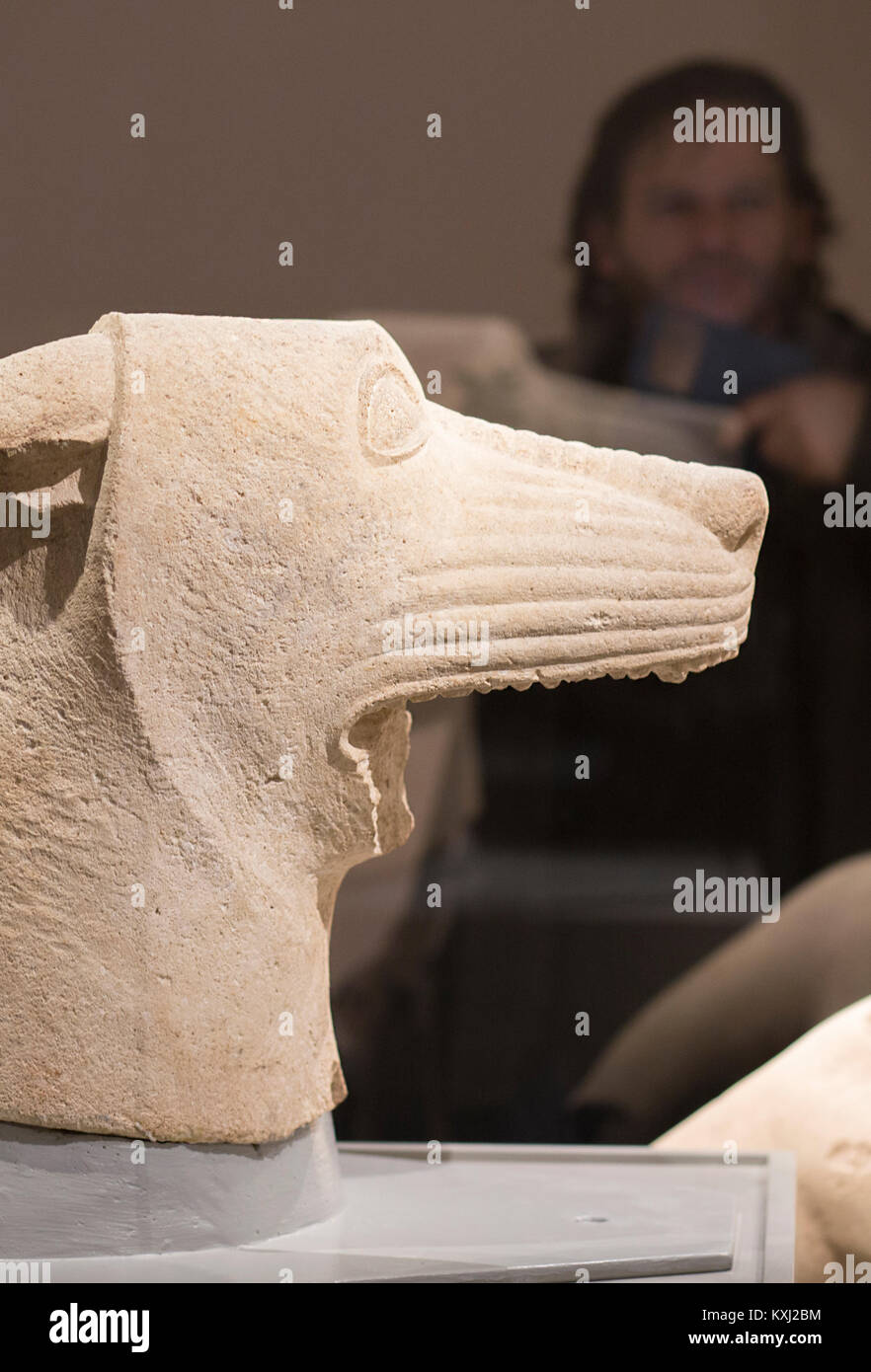 Jaen, Espagne - Décembre 29th, 2017 : l'observation d'une pièce antique du musée. Focus sélectif. Musée ibérique de Jaén Banque D'Images