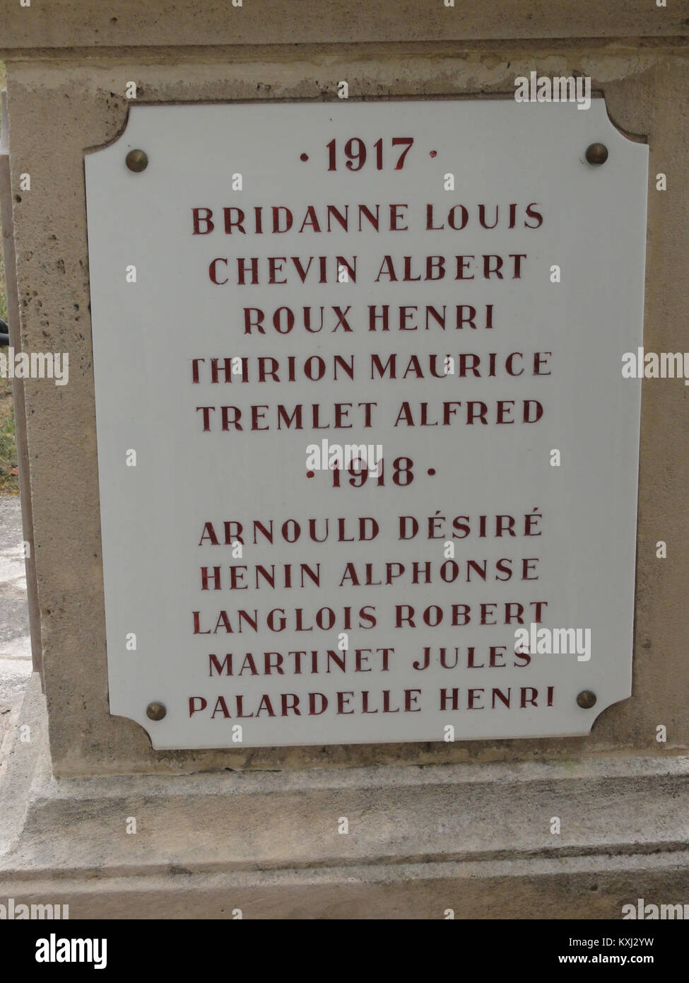 Le monument aux morts à Aubréville, en Meuse, commémore les soldats morts à la guerre, en particulier ceux de la région d'Aubréville pendant la Grande Guerre (première Guerre mondiale). Banque D'Images Le monument aux morts à Aubréville, en Meuse, commémore les soldats morts à la guerre, en particulier ceux de la région d'Aubréville pendant la Grande Guerre (première Guerre mondiale). Banque D'Images