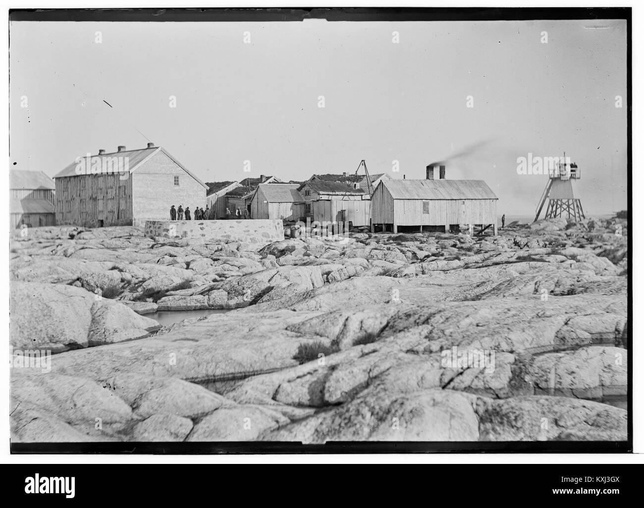 La photographie représente des bâtiments à Kya, une zone rurale du comté de Sør-Trøndelag, en Norvège, présentant une architecture norvégienne traditionnelle en bois et un cadre côtier pittoresque. Banque D'Images