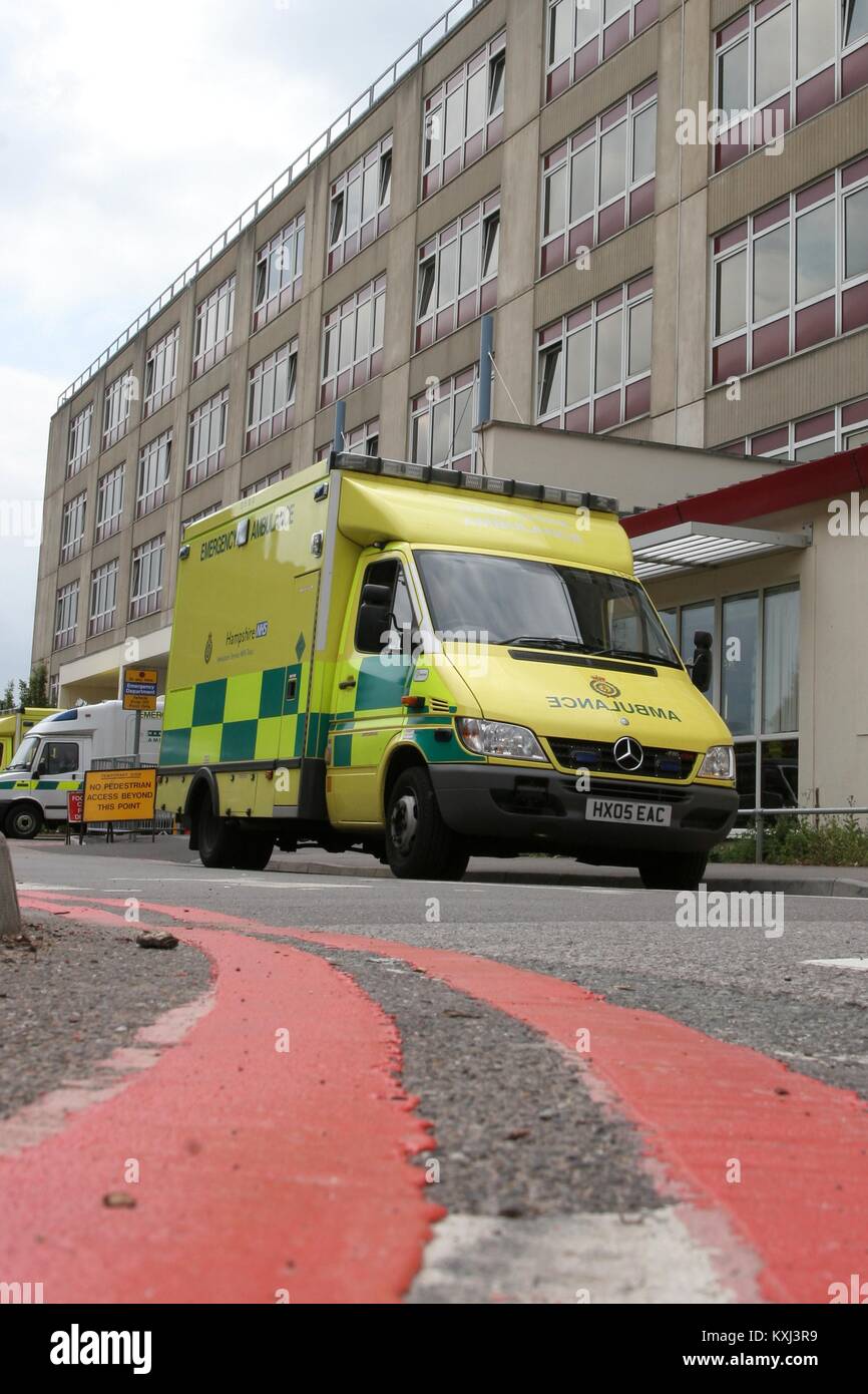 Une ambulance à l'extérieur de l'Hôpital général de Southampton, UK Banque D'Images