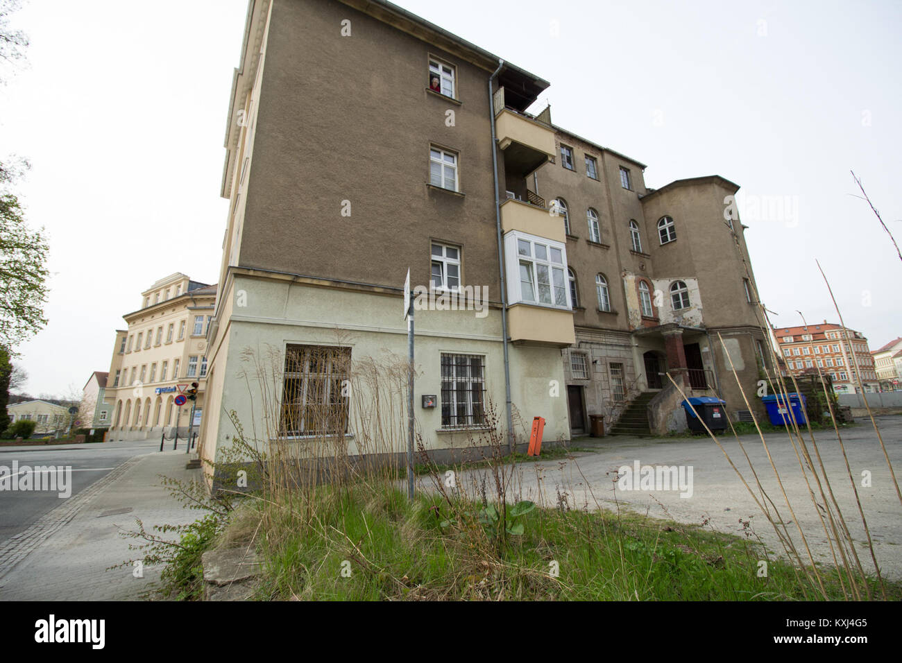 Photographie de la cour arrière du Bahnhofstraße 33 à Löbau, Allemagne, montrant la structure du bâtiment et l'environnement urbain environnant. Banque D'Images