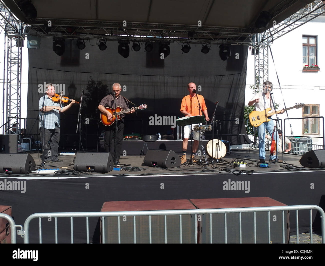 Une photographie du groupe musical M.É.Z. se produisant au Festival de la bière de Óbuda en Hongrie le 21 mai 2016, capturant l'événement et le public. Banque D'Images