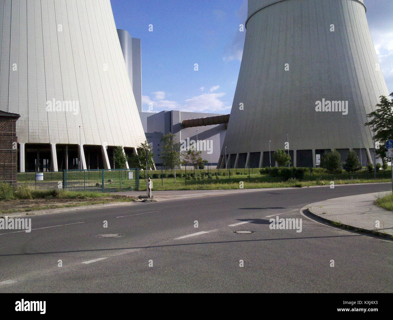 La base des tours de refroidissement de la centrale électrique de Lippendorf en Allemagne, montrant l'infrastructure industrielle, les structures en béton et les installations de production d'énergie en juin 2016. Banque D'Images