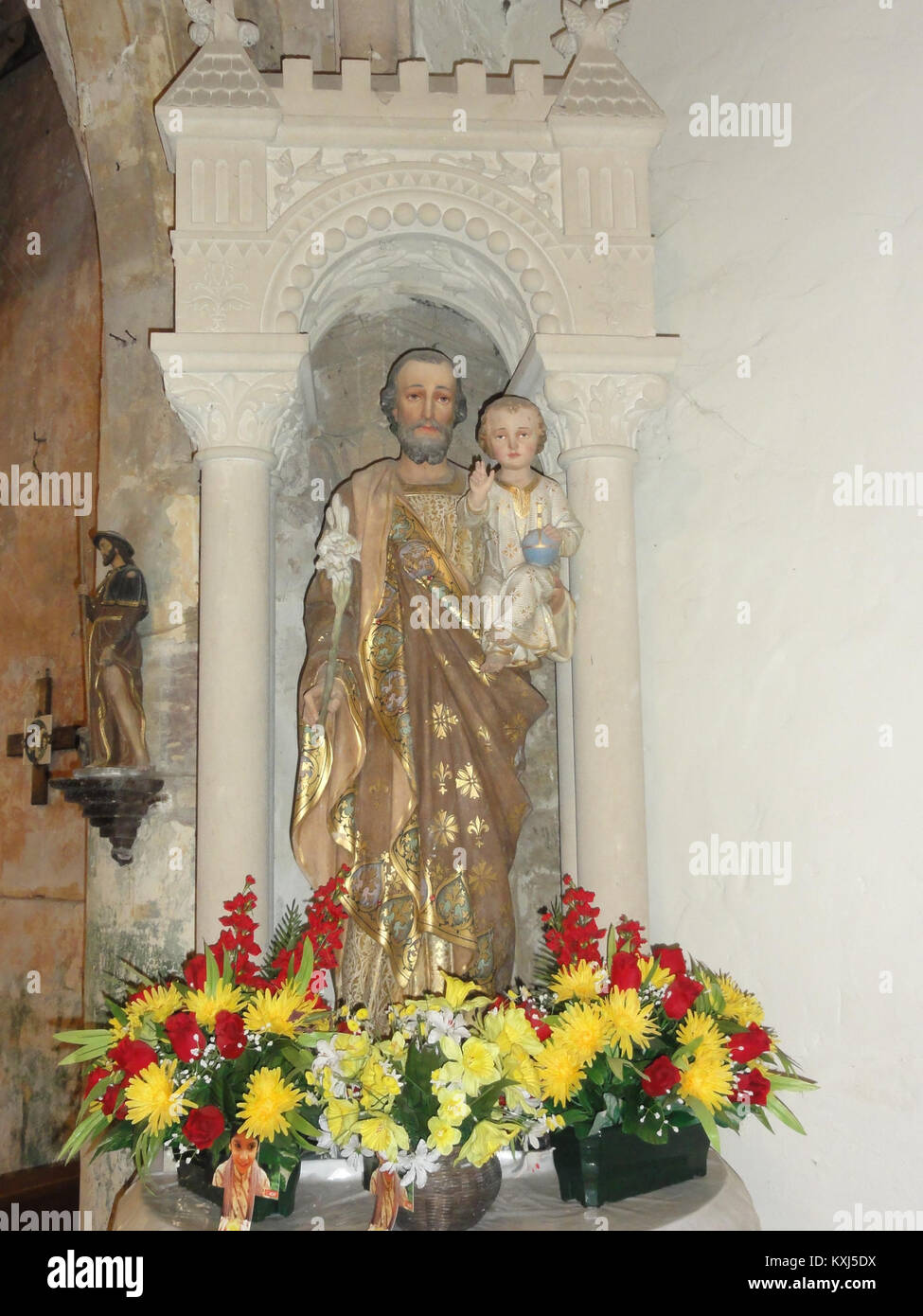 Cette image montre l'église de Baudonvilliers, Meuse, France, avec une statue de Saint Joseph avec l'enfant Jésus, un monument religieux important dans la région. Banque D'Images