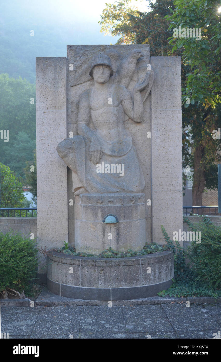 Le mémorial de guerre (Kriegerdenkmal) à Bad Münster am Stein-Ebernburg, en Allemagne, rend hommage aux soldats tombés au combat pendant les guerres mondiales et est situé dans le quartier historique des thermes de la ville en Rhénanie-Palatinat. Banque D'Images