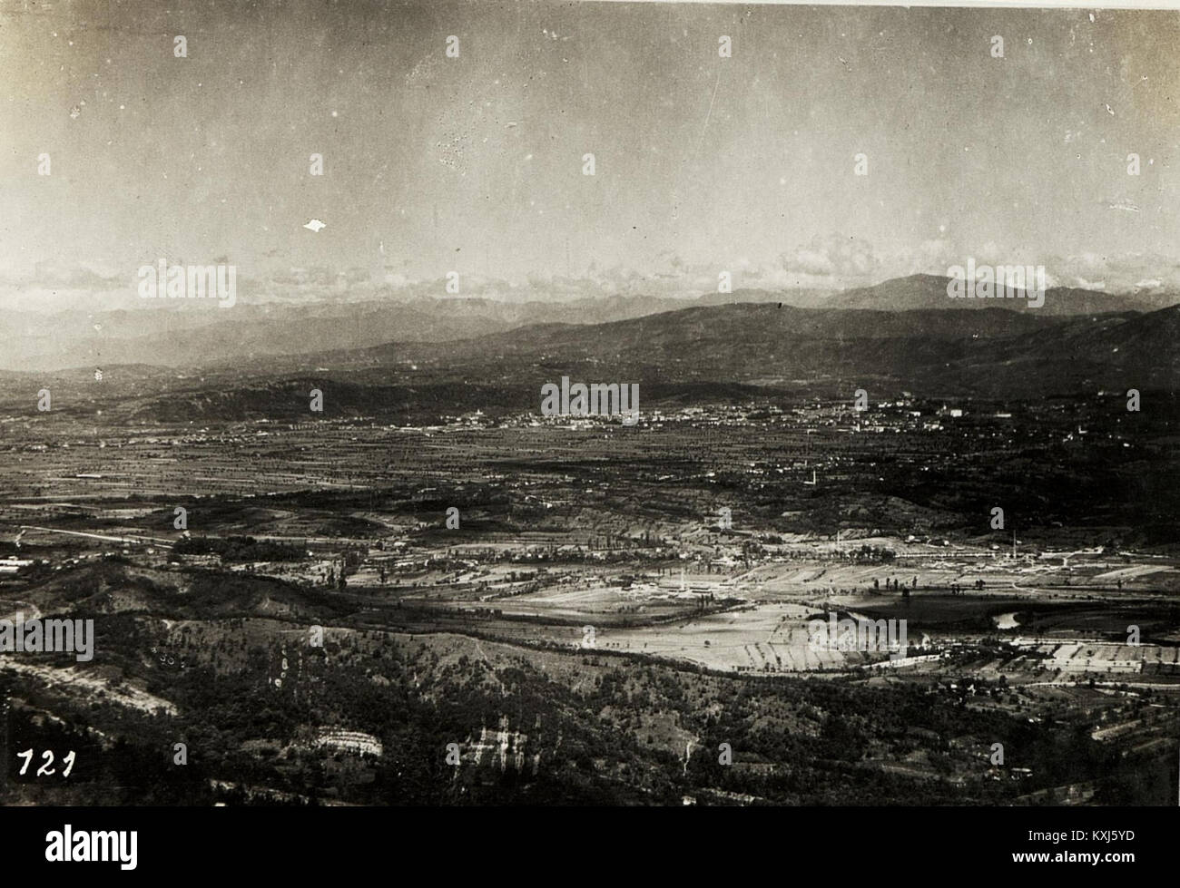 Photographie prise depuis Fajti hrib (colline) en Slovénie, montrant une vue panoramique sur Gorizia, avec le paysage vallonné et naturel de la région. Banque D'Images