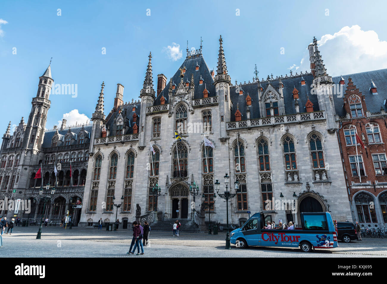 Bruges, Belgique, - 31 août 2017 : Le Provinciaal Hof (Province) de la Cour, sur la place du marché de Bruges en Belgique avec les gens autour de Banque D'Images