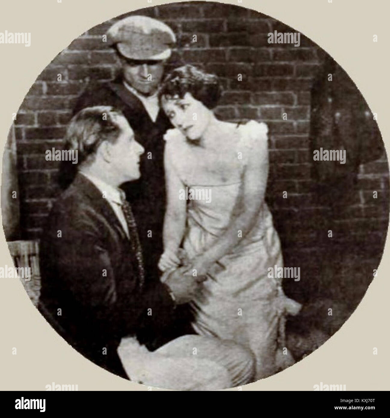 'A Daughter of the Law' (1921) est un film muet décrivant les thèmes de la justice, du crime et du sacrifice personnel, représentatif du cinéma américain du début du XXe siècle. Banque D'Images