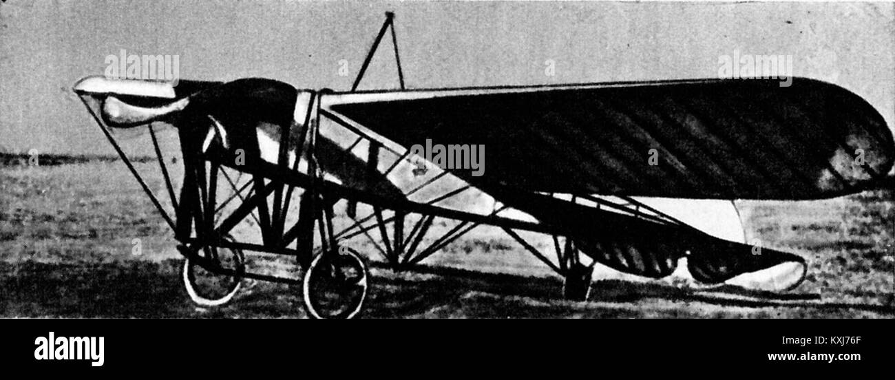 Le *Blériot XI* est un avion français historique, conçu par Louis Blériot. La version PD faisait partie d'une série d'avions pionniers qui ont contribué à façonner l'aviation au début du XXe siècle. Connu pour son design monoplan et sa construction légère, le Blériot XI est entré dans l'histoire avec son vol réussi à travers la Manche en 1909. Banque D'Images