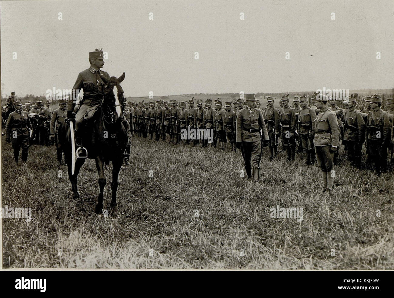 Inspection des tirailleurs de la 2e division de cavalerie de la 7e armée le 24 août 1916, pendant la première Guerre mondiale, montrant des soldats assemblés pour examen. Banque D'Images