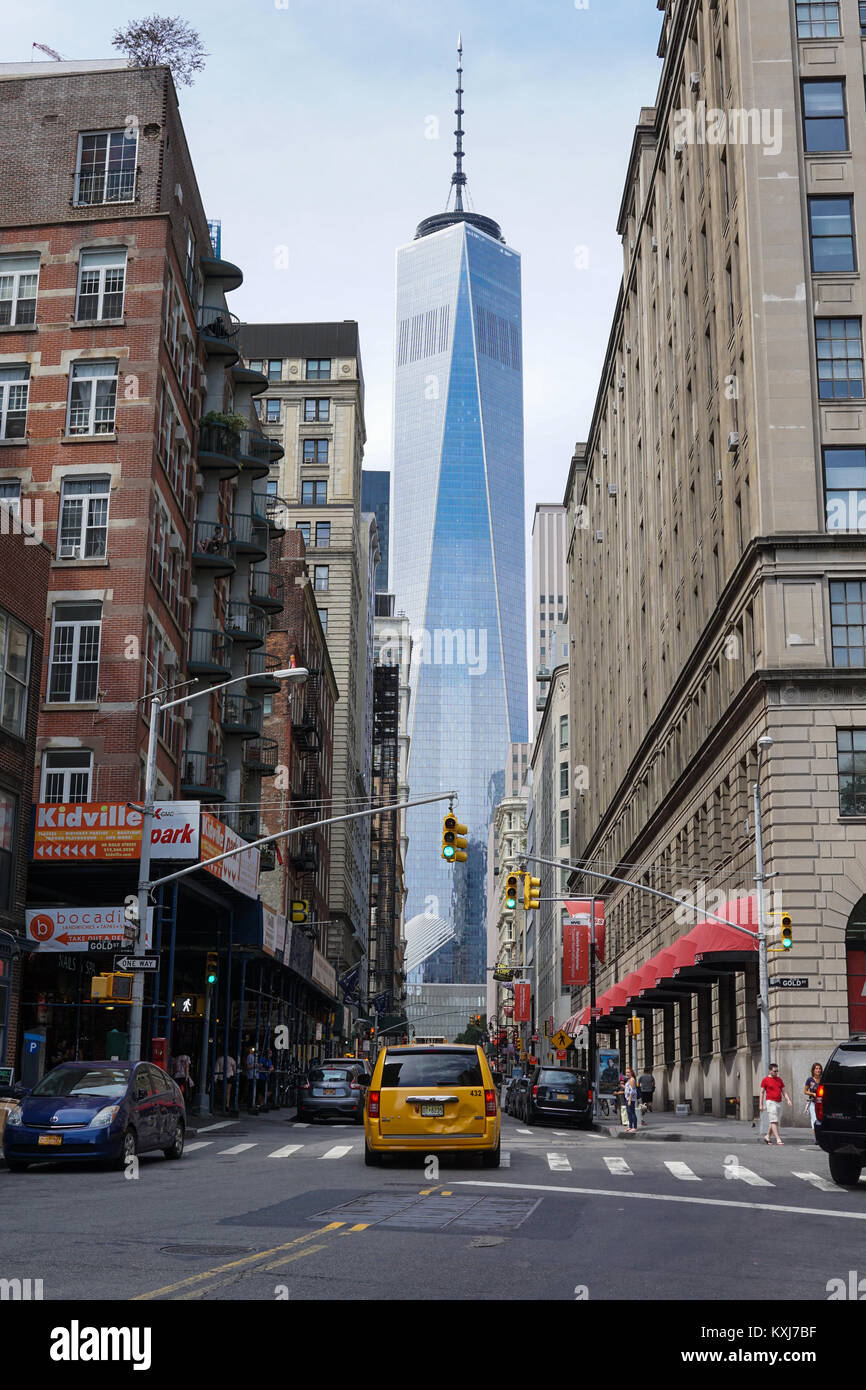 Avis d'un World Trade Center à partir de l'angle des rues Fulton et de l'or dans le Lower Manhattan, New York City. Banque D'Images