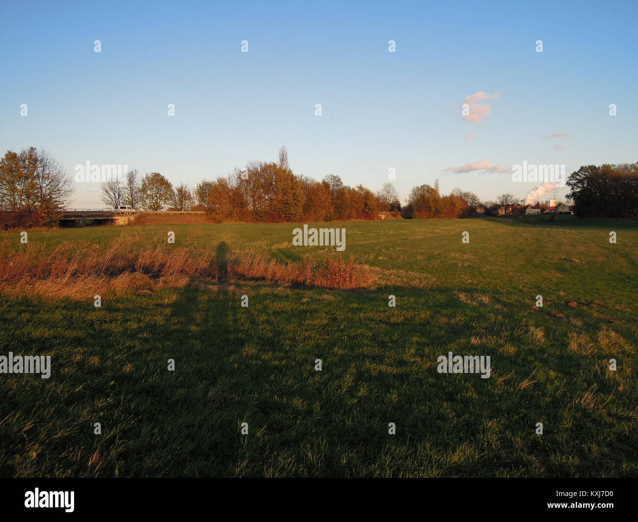 Vue de l'un des quatre ponts d'inondation sur la route nationale 68 entre Döhlen et Wiederau, Allemagne, montrant l'infrastructure de transport et l'ingénierie régionale. Banque D'Images