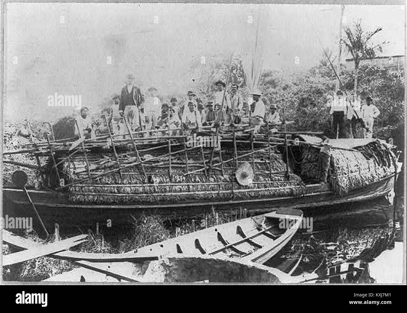 Le bateau en caoutchouc amazonien, un navire traditionnel utilisé dans la région du fleuve Amazone au Brésil, est fabriqué à partir de caoutchouc et sert d'outil essentiel pour les communautés locales pour le transport, la pêche et le commerce. Ces bateaux sont emblématiques de la vie culturelle et économique de l'Amazonie. Banque D'Images