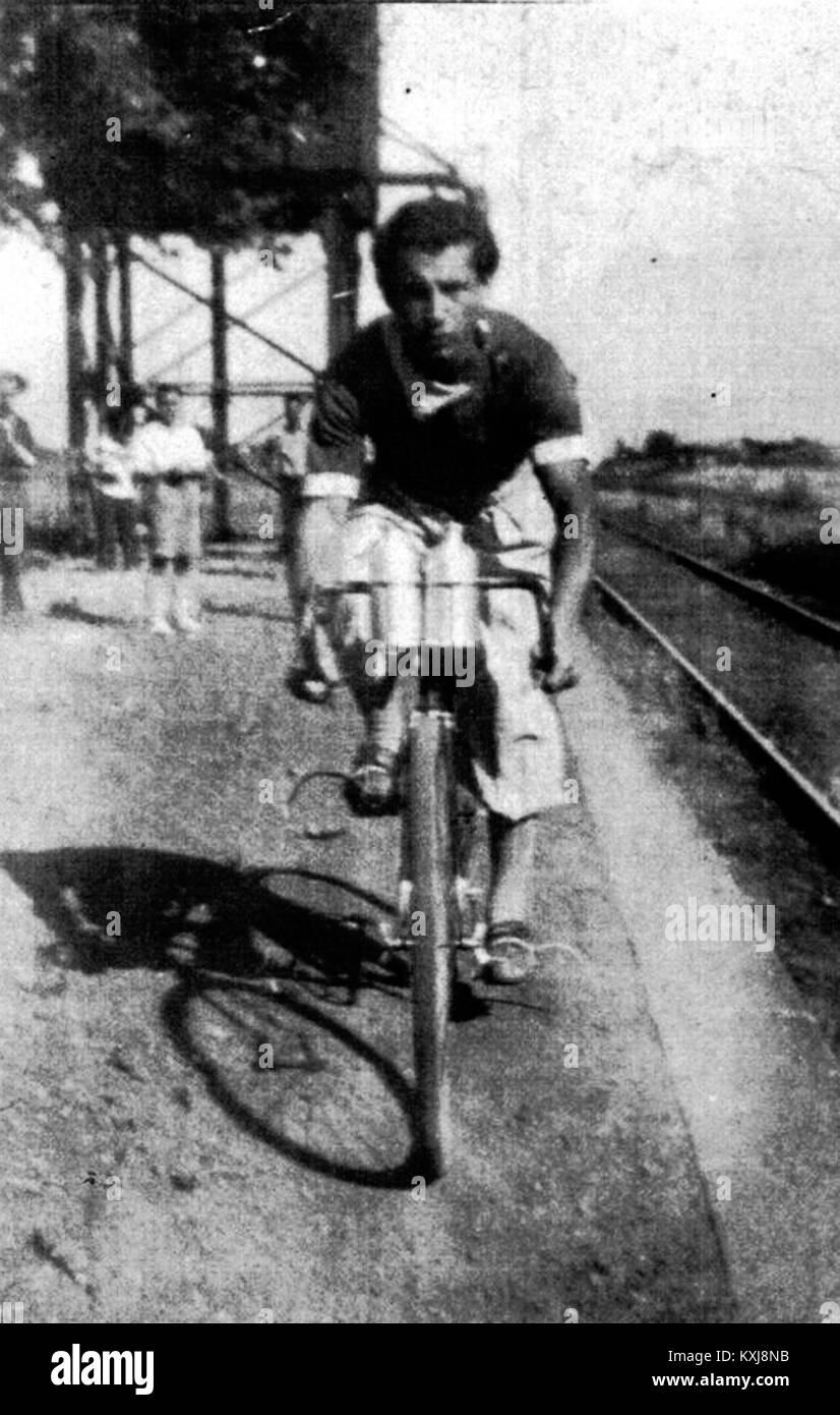 Photographie du quai de la gare de Villa Real, montrant l’infrastructure de transport, les voies ferrées et la zone d’attente, représentant le réseau ferroviaire de la région. Banque D'Images