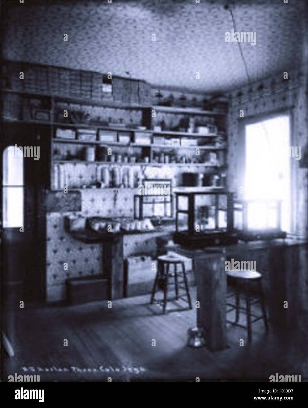 Cette photographie de 1902-1915 montre le bureau d'analyse d'Andrew James Harlan à Colorado Springs. L'image souligne le rôle du bureau dans l'analyse des minéraux et des métaux pendant une période de boom minier au Colorado. Banque D'Images