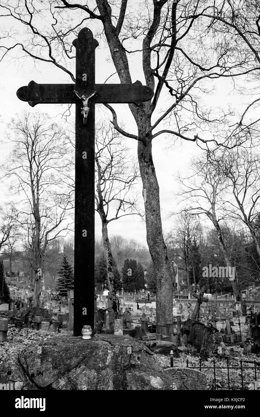 Grande croix dans le cimetière catholique de Rasos à Vilnius, Lituanie. Image en noir et blanc. Symbole Chrétien religieux. Banque D'Images Grande croix dans le cimetière catholique de Rasos à Vilnius, Lituanie. Image en noir et blanc. Symbole Chrétien religieux. Banque D'Images